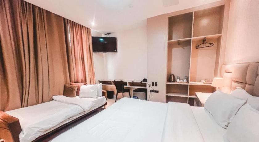 Lavero Suites Kalibo Exterior photo